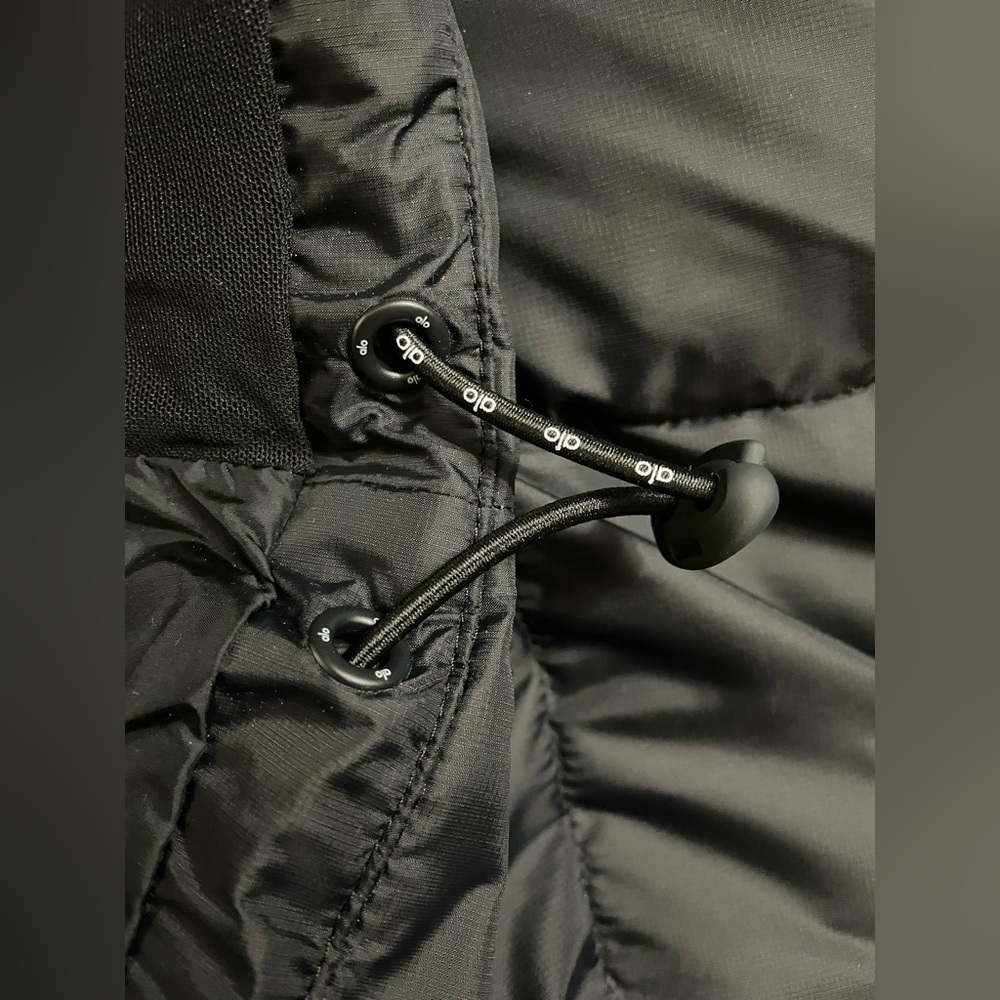 ALO Yoga NWT Gold Rush Puffer Jacket Full Zip, zipper pocket, very warm Black L - Picture 8 of 14